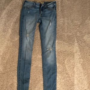 hollister ripped skinny jeans